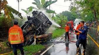 Diduga Korsleting Listrik, Pikap Ludes Terbakar di Cinangka