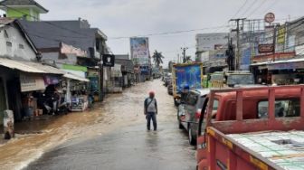 Kali Licin Meluap, Pemukiman Hingga Jalan Raya di Mampang Depok Kebanjiran