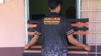 Ribet Banget, Cara Lelaki Ini Memasukkan Kursi ke Dalam Rumah Bikin Warganet Emosi