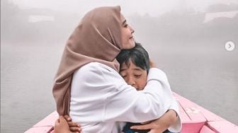 Jarang Tersorot, 7 Potret Anak Angkat Zaskia Sungkar dan Irwansyah yang Sudah Remaja