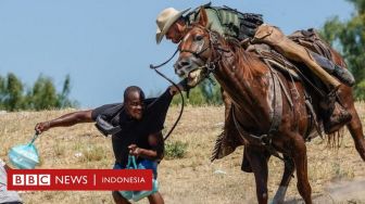 Foto-foto Kontroversial Petugas Patroli Menunggang Kuda Mengejar Migran