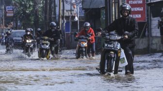 Sejumlah kendaraan melintasi banjir di Kawasan Perempatan Mampang, Depok, Jawa Barat, Kamis (23/9/2021).  ANTARA FOTO/Asprilla Dwi Adha