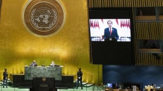 Layar monitor memperlihatkan rekaman Presiden Indonesia Joko Widodo berpidato di Sidang Umum ke-76 PBB, di New York City, Amerika Serikat, Rabu (22/9/2021). ANTARA FOTO/Pool via Reuters-Eduardo Muno