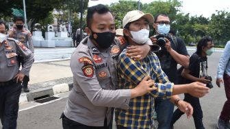 Polisi Bubarkan Demo Tolak Monopoli Tanah di Depan Istana