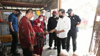 Presiden Jokowi dan Gubernur Ganjar Pantau Vaksinasi di Perkampungan Nelayan Cilacap