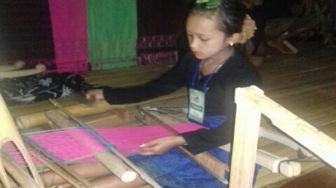 Emak-emak Baduy ‘Turun Gunung’ Tinggalkan Sejenak Produksi Tenun, Ada Apa?