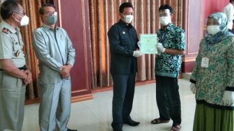 Wabup Majalengka Serahkan 25 Sertifikat Tanah untuk Dua Desa