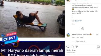Viral, Aksi Santai Warga Balikpapan Ketika Banjir, Warganet: Wajib Beli Jetski Buat Keluar