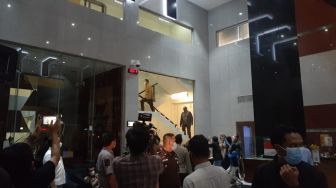 Mengenakan Batik, Azis Syamsuddin Dijemput Paksa Tim KPK ke Gedung Merah Putih