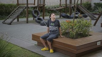 Gabriel Guerra, yang menderita autisme parah dan lumpuh otak (cerebral palsy), berpose di Rio de Janeiro, Brasil, pada (20/9/2021). [Carl de Souza / AFP]