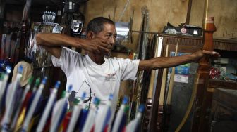 Perajin alat panah Lourensius Eddy Sutopo menyelesaikan pesanan busur dan anak panah tradisional di Sriwedari, Solo, Jawa Tengah, Jumat (24/9/2021). [ANTARA FOTO/Maulana Surya]