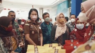 Bupati Karawang Cellica Unggah Foto Bazaar UMKM, Warganet Ribut Soal Ini