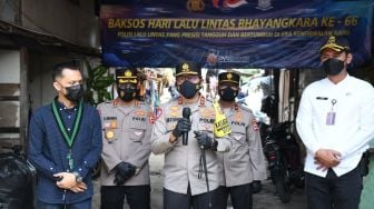 HUT Polantas ke-66, Polri Beri Bantuan 1.000 Sembako ke Pemulung dan Pedagang