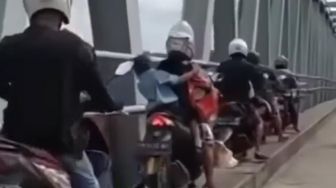 Viral Pemotor Hindari Macet Malah Terjebak Macet di Trotoar Jembatan, Ada Sosok Berjilbab