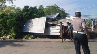 Dua Truk Tabrak Rumah di Gekbrong, Satu Tewas