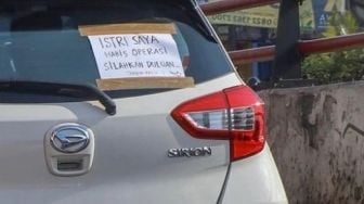 Pasang Tulisan Silahkan Lewat Duluan, Aksi Pengendara Daihatsu Sirion Tuai Pujian, Kenapa?