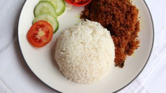 Baru Buka Pukul 11 Malam, Warung Nasi Ayam Ini Tetap Laris Manis Didatangi Pembeli