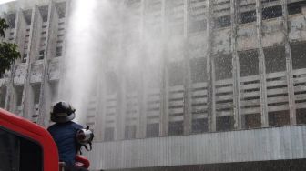 Lantai Tiga Gedung Pusat Bahasa Unimed Terbakar