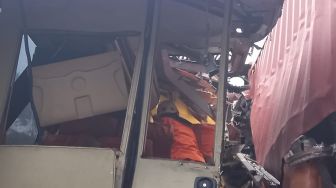 Bus Sugeng Rahayu Tabrak Truk Kontainer Di Jalan Wates, Dua Orang Tewas Terjepit