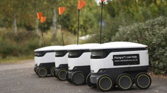 Robot otonom bernama Starship yang mengantarkan bahan makanan diparkir di luar supermarket Co-op di Milton Keynes, Inggris, pada (20/9/2021). [DANIEL LEAL-OLIVAS / AFP]