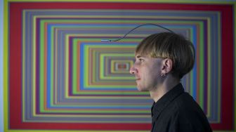 Artis cyborg Inggris-Irlandia dan aktivis transpesi Neil Harbisson, berpose di Mataro, Barcelona, Spanyol, pada (23/9/2021). [Josep LAGO / AFP]