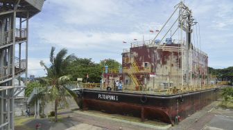 Wisatawan melakukan swafoto saat mengunjungi objek wisata Situs Tsunami Kapal PLTD Apung, di Desa Punge Blang Cut, Banda Aceh, Aceh, Sabtu (25/9/2021). [ANTARA FOTO/Ampelsa]