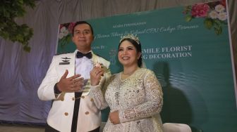 Nikah dengan Seorang Kolonel TNI AD, Joy Tobing Gugup Lewati Upacara Pedang Pora