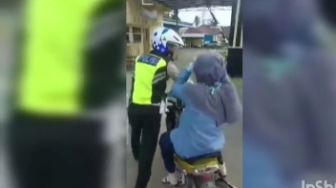 Viral Polisi Dorong Motor yang Masih Ditumpangi Emak-emak, Netizen: Kaya Naik Odong-odong