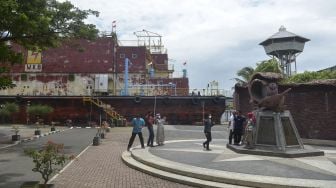 Wisatawan mengunjungi objek wisata Situs Tsunami Kapal PLTD Apung, di Desa Punge Blang Cut, Banda Aceh, Aceh, Sabtu (25/9/2021). [ANTARA FOTO/Ampelsa]