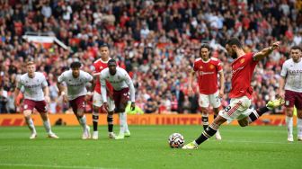 Gelandang Manchester United Bruno Fernandes menembak penalti tetapi gagal mencetak gol  selama pertandingan sepak bola Liga Premier Inggris antara Manchester United melawan Aston Villa di Old Trafford, Manchester, Inggris, Sabtu (25/9). Paul ELLIS / AFP