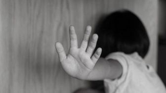 Pakai Boneka Barbie, Seorang Pemuda di Karawang Cabuli Bocah