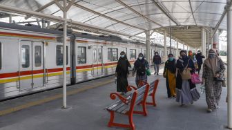 Suasana di  Jalur Layang Bogor Line Stasiun Manggarai, Jakarta Selatan, Minggu (26/9/2021). [Suara.com/Alfian Winanto]