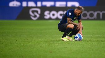 Bek Inter Milan Federico Dimarco bereaksi setelah gagal mengeksekusi penalti selama pertandingan sepak bola Serie A Italia antara Inter Milan melawan Atalanta di Giuseppe Meazza, Sabtu (25/9/2021) malam WIB. Marco BERTORELLO / AFP

