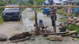 Perusahaan PHK Karyawan, Warga Tutup Jalan Menuju Lokasi Pembangunan Bandara