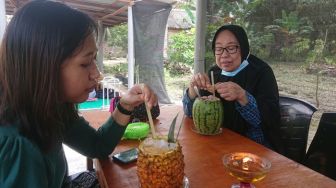 Nikmatnya Es Mojito yang Disajikan Langsung dari Kulit Buah, Harganya Murah Banget!