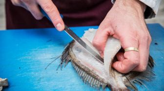 Mirip Nafa Urbach, Penjual Ikan Cantik di Pasar Ini Curi Perhatian