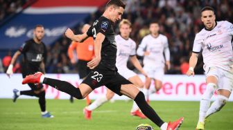 Gelandang Paris Saint-Germain Jerman Julian Draxler menembak dan mencetak gol selama selama pertandingan sepak bola L1 Prancis antara Paris Saint-Germain (PSG) melawan Montpellier (MHSC) di Stadion Parc des Princes, Sabtu waktu setempat atau Minggu (26/9/2021) dini hari WIB. FRANCK FIFE / AFP
