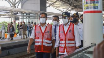 Menteri Perhubungan Budi Karya Sumadi (tengah) saat meninjau langsung Jalur Layang Bogor Line di Stasiun Manggarai, Jakarta Selatan, Minggu (26/9/2021). [Suara.com/Alfian Winanto]