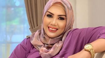 Alasan Elly Sugigi baru temui anak pertamanya usai 26 tahun, ternyata…