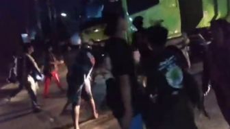 Legok Mencekam, Warga Ramai-ramai Rusak Tronton yang Tengah Melintas