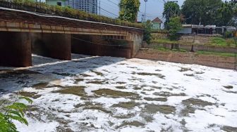 Soal Limbah Busa Putih dan Bau Tak Sedap di Kali Bekasi, Wali Kota Minta Pemprov Terlibat