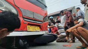 Bus Tabrak Sepeda Motor di Padang Pariaman, 2 Korban Dilarikan ke Rumah Sakit
