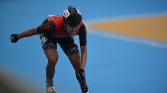 Atlet sepatu roda putra Papua Jeremia Wihardja memacu kecepatannya pada final nomor 400 meter individual time trial (ITT) putra PON Papua di Arena Klemen Tinal Roller Sport, Kota Jayapura, Papua, Senin (27/9/2021). ANTARA FOTO/Fauzan