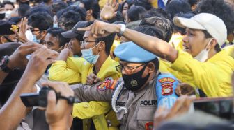 Ratusan mahasiswa yang tergabung dalam Aliansi BEM Seluruh Indonesia (BEM SI) dan GASAK menggelar aksi di sekitar Gedung Merah Putih KPK Jakarta Selatan, Senin (27/9/2021). [Suara.com/Alfian Winanto]