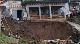 Rumah di Temanggung Ambruk Akibat Tanah Longsor