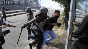 Demo Mahasiswa di Kendari Bentrok dengan Polisi