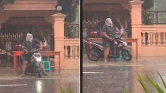 Cara Nyentrik Pemotor Lindungi Kepala dari Serangan Air Hujan, Modal Kantong Kresek