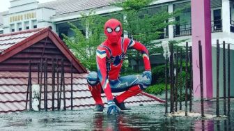 Spider Man Jalanan dari Bontang, Karyawan Perusahaan yang Hibur Warga karena Hobi