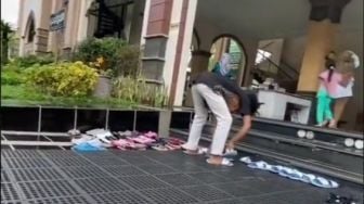 Viral Pemuda Sambut Jamaah dan Rapihkan Sendal di Masjid Ternyata Anak Orang Kaya, Siapa?