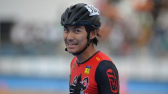 Atlet sepatu roda putra Papua Jeremia Wihardja melakukan selebrasi usai menjadi yang tercepat pada final nomor 400 meter individual time trial (ITT) putra PON Papua di Arena Klemen Tinal Roller Sport, Kota Jayapura, Papua, Senin (27/9/2021). ANTARA FOTO/Fauzan
